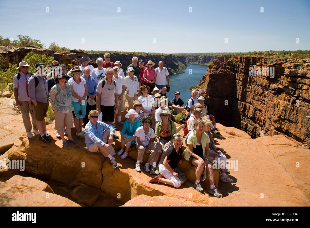 Gli escursionisti dalla Aussie expedition cruiser Orion posano per una foto di gruppo Gardiner altopiano King George cade in Australia Foto Stock