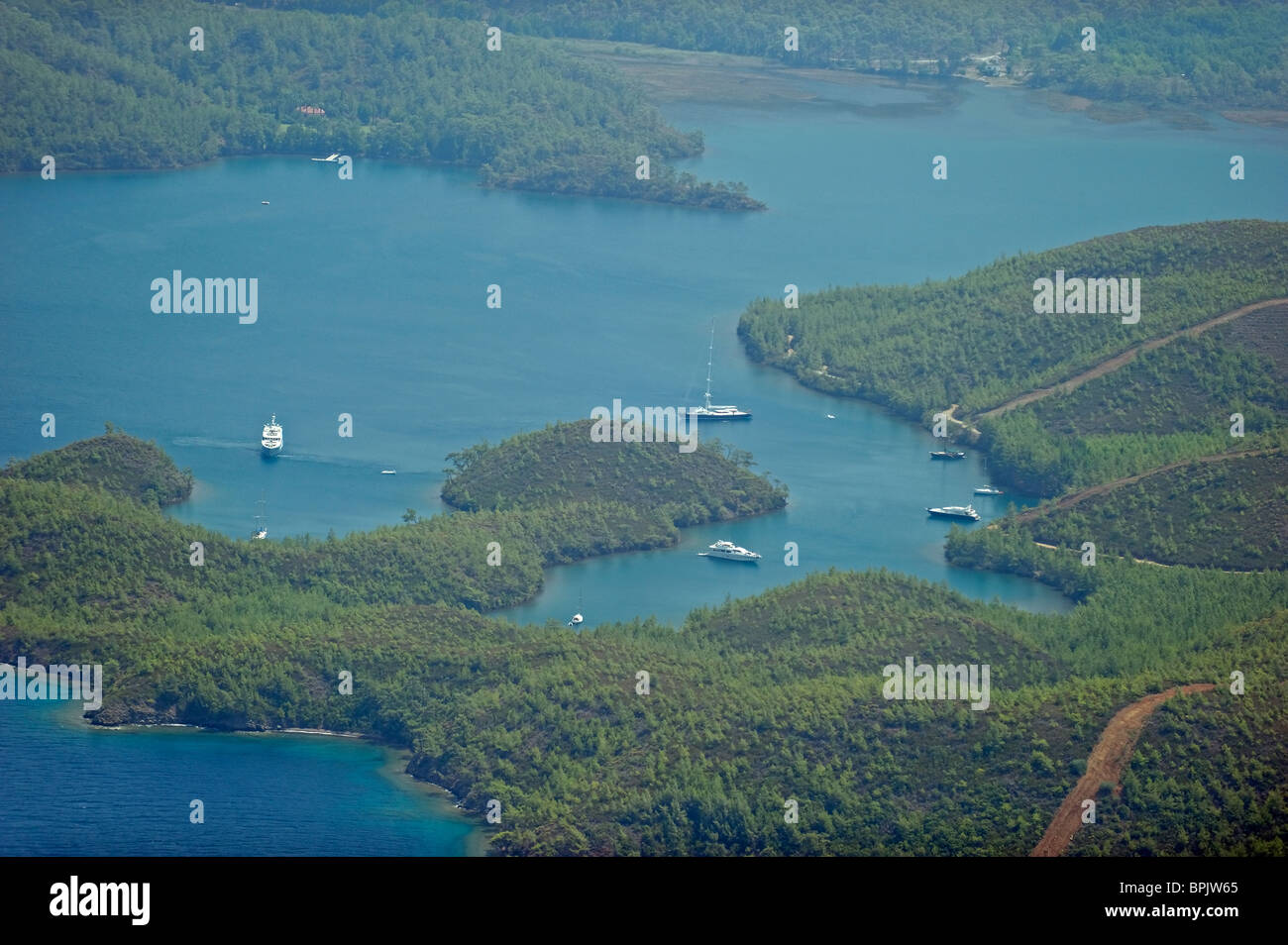 Vista aerea della baia Okluk e barche di Gokova Turchia Foto Stock