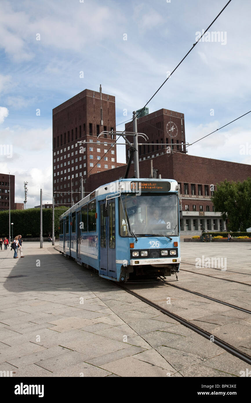 La figura mostra un tram di fronte al Radhus Oslo Town Hall, Oslo Harbour, Oslo, Norvegia. Foto:Jeff Gilbert Foto Stock