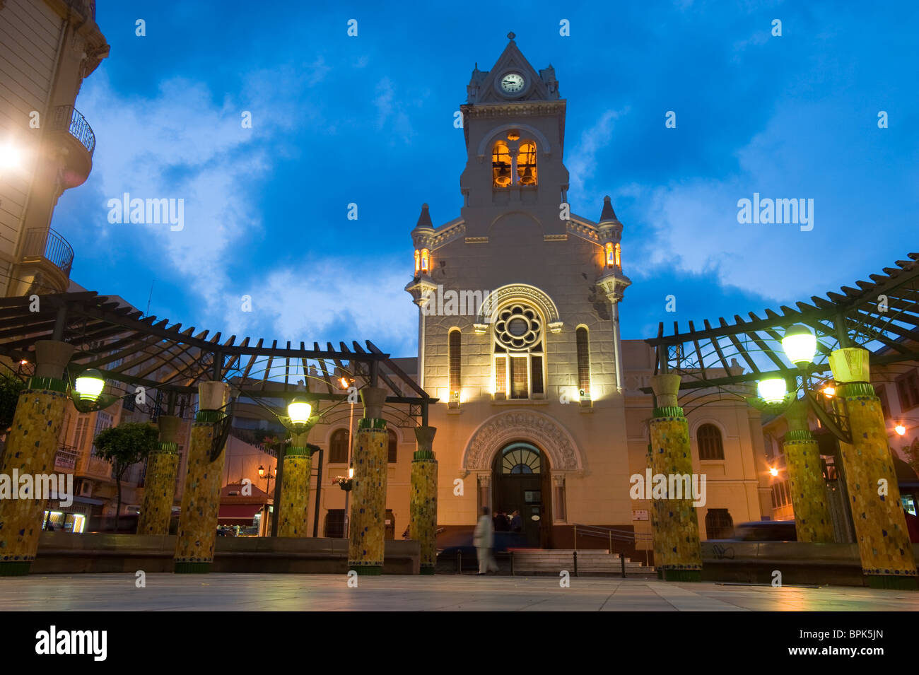 Stile modernista e chiesa di Sagrado Corazon a Menendez Pelayo square. Melilla.Spagna. Foto Stock