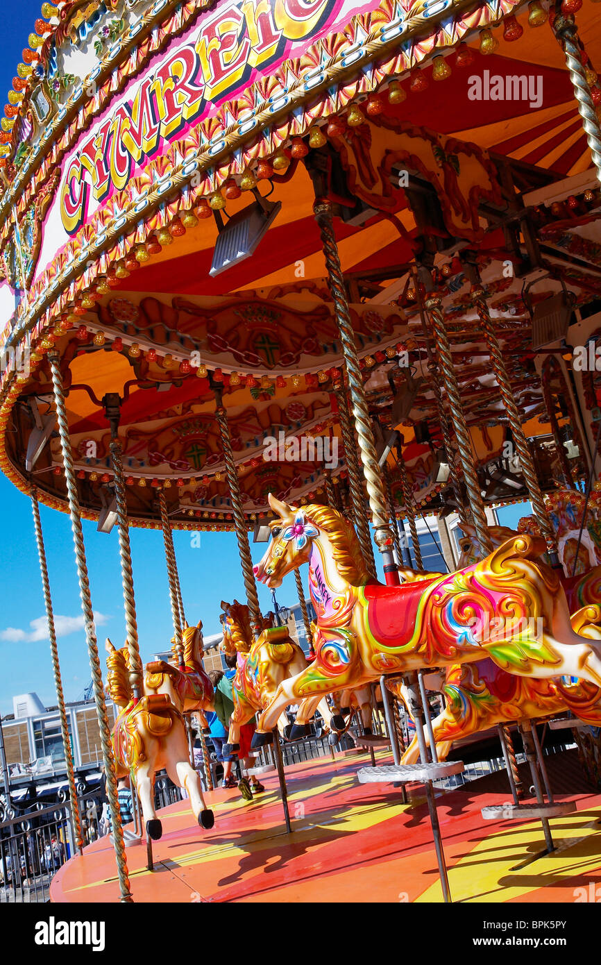 Giostra luna park ride presso la baia di Cardiff, nel Galles del Sud. Foto Stock