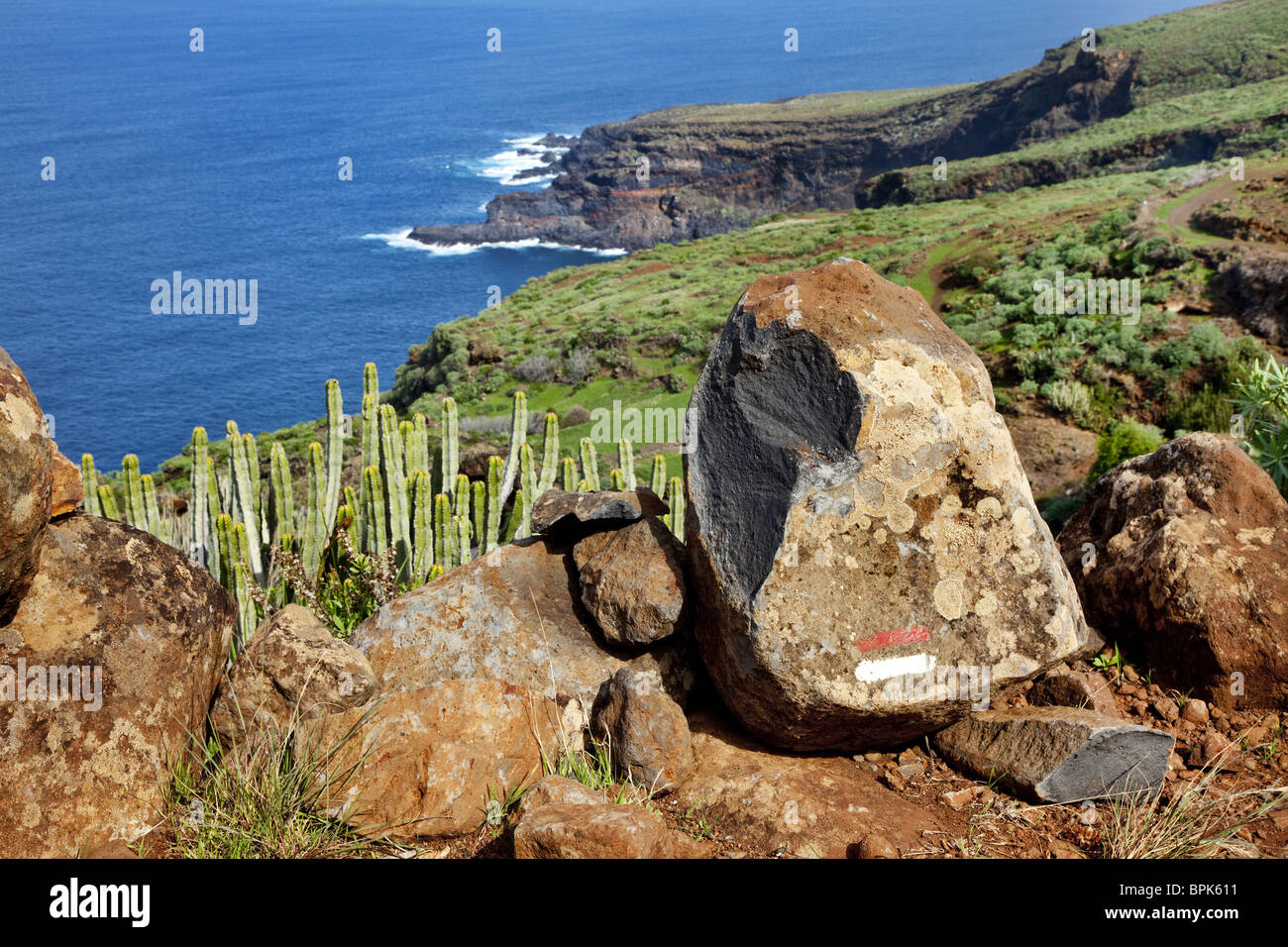 Via indicatore su una pietra al litorale, Santo Domingo de Garafia, La Palma Isole Canarie Spagna, Europa Foto Stock