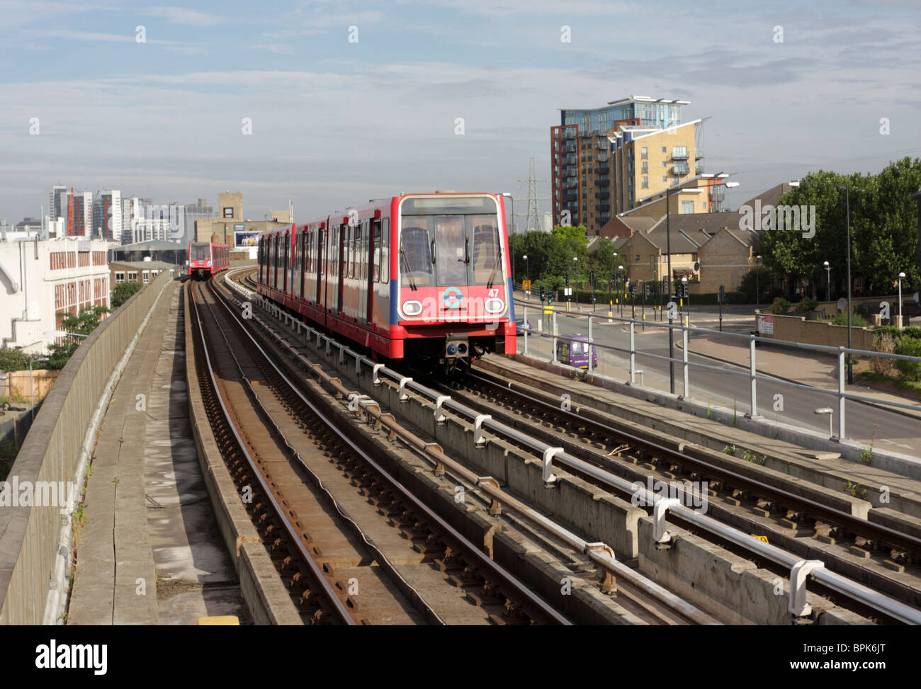 DLR un treno in partenza ed uno in arrivo presso il West Silvertown dalla stazione di east Docklands di Londra. Foto Stock