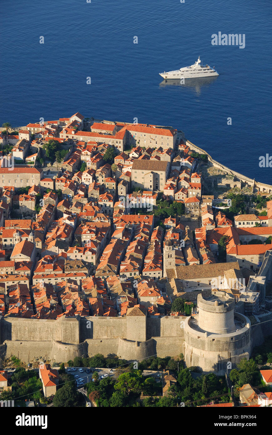 DUBROVNIK, Croazia. Un alba vista della città vecchia, la cinta muraria e la Fortezza di Minceta dalla vetta del monte Srd. 2010. Foto Stock