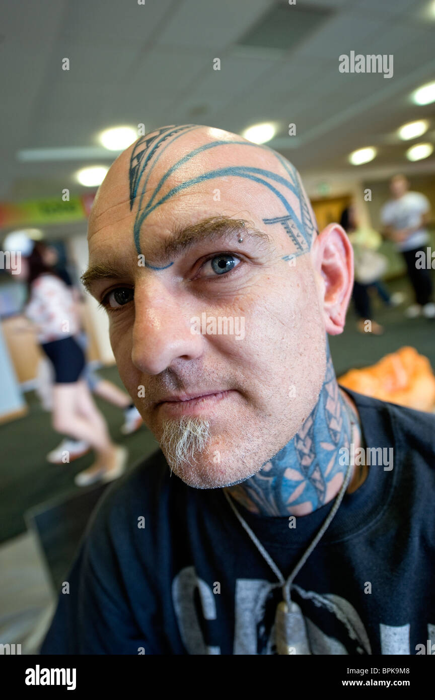 Immagini dalla ormai famosa Tattoo Jam evento in Doncaster REGNO UNITO mostra Tattooists durante il lavoro e le persone con tatuaggi e nella scena del tatuaggio Foto Stock