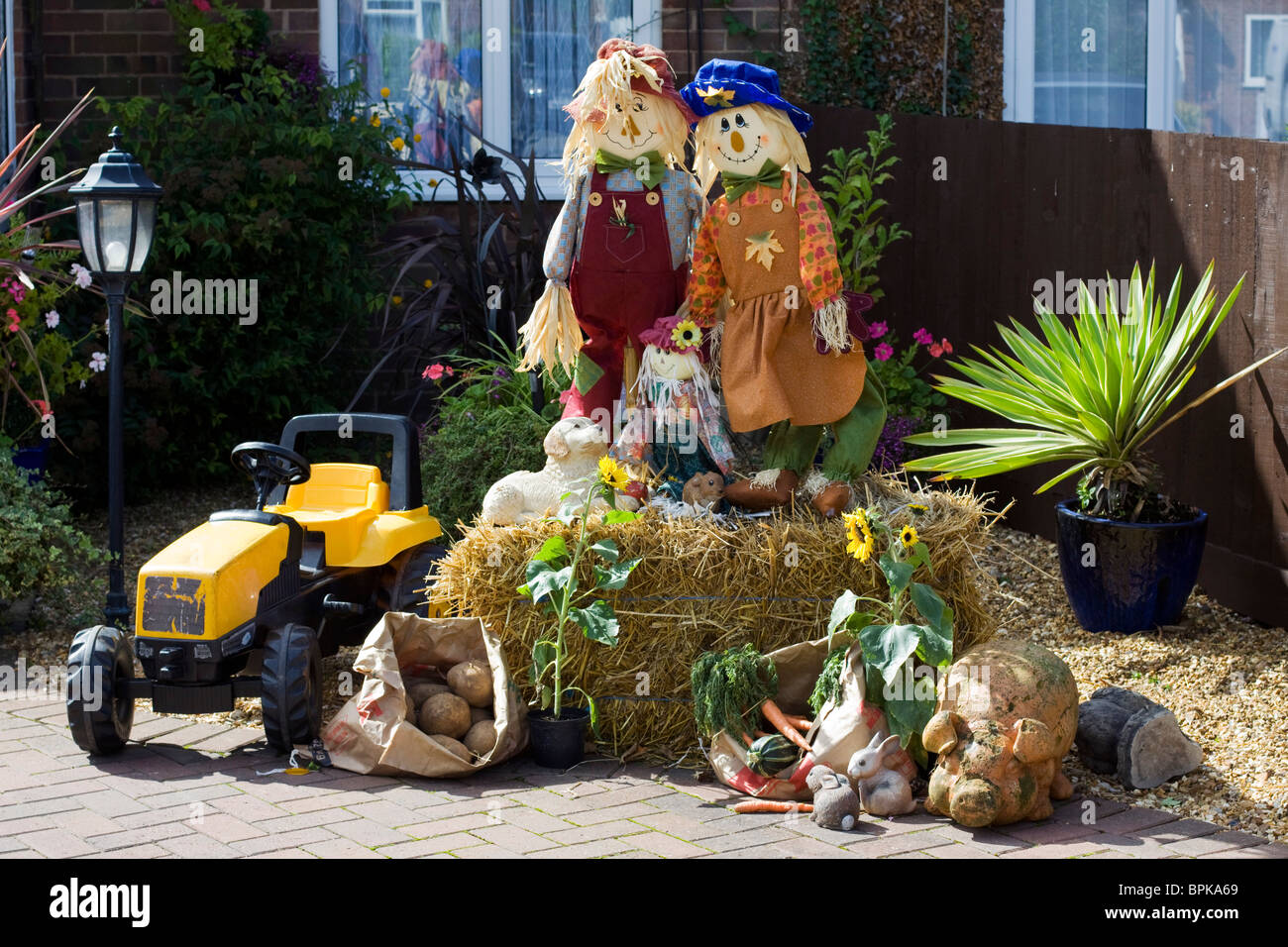 L'agricoltore e famiglia Scarecrows a uno spaventapasseri Festival Foto Stock