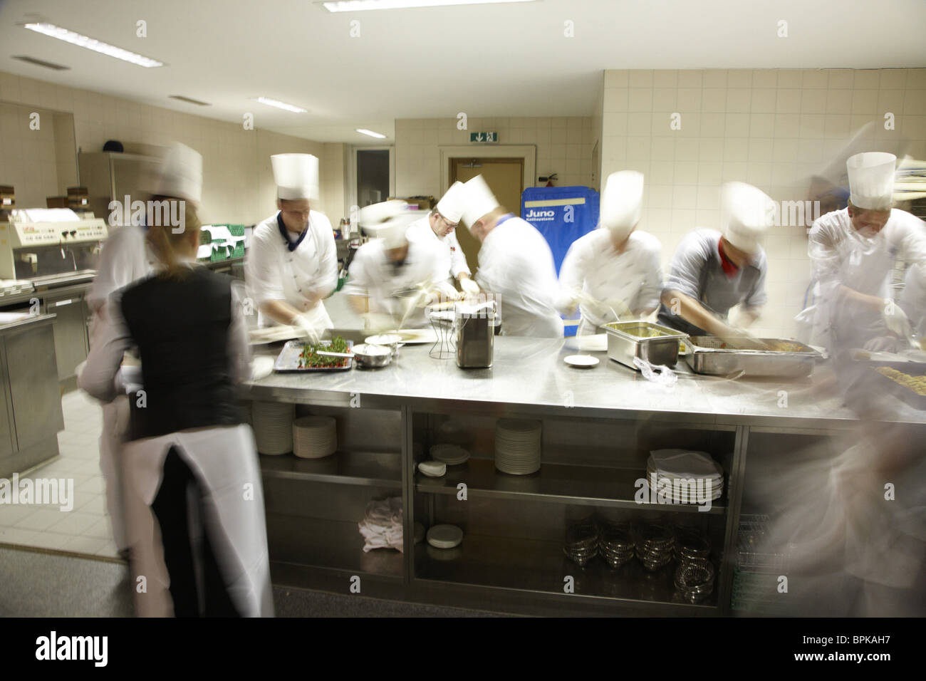 I cuochi all'interno della vasta cucina, Hotel Waldhaus, Flims del Cantone dei Grigioni, Svizzera Foto Stock