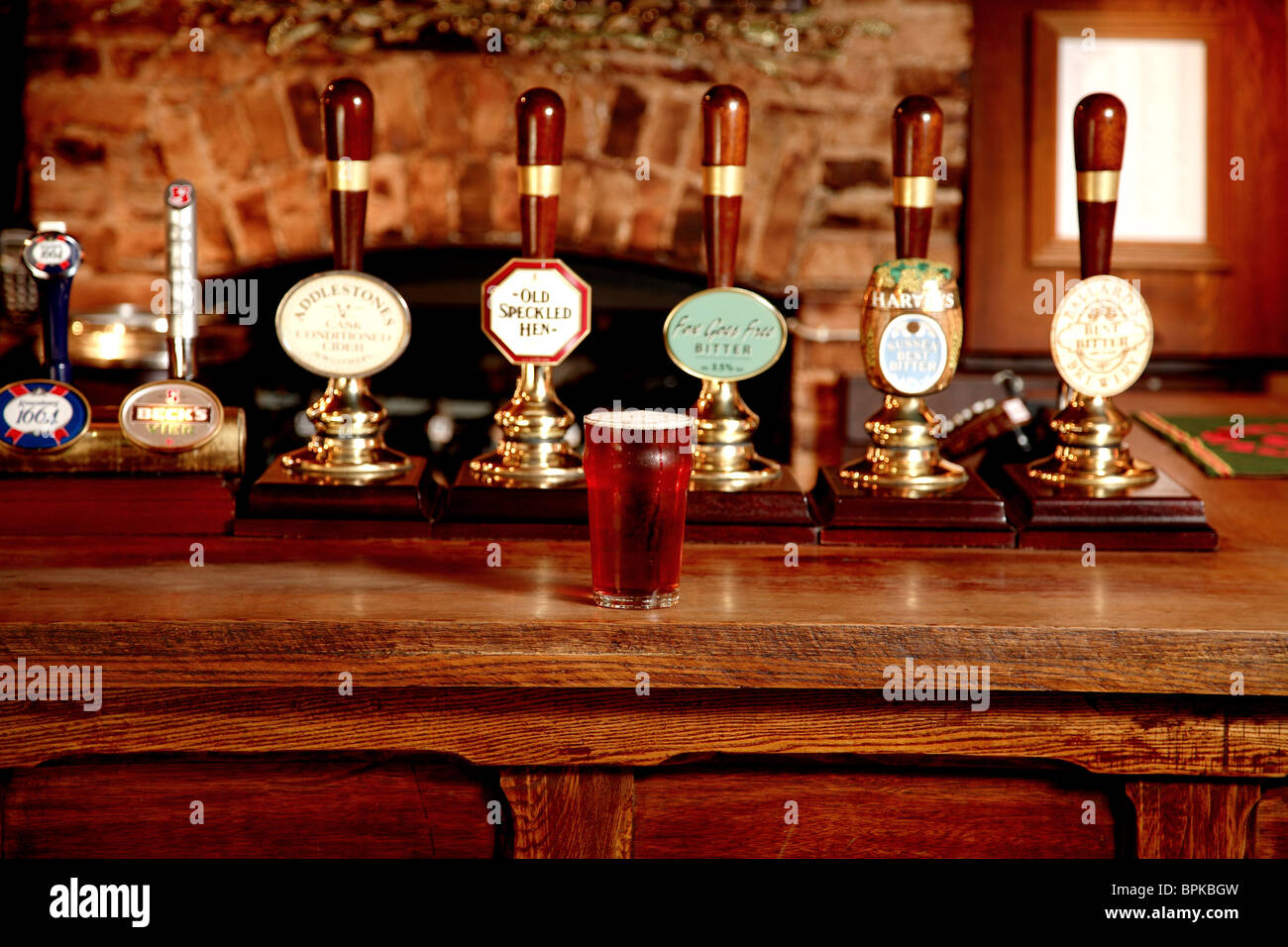 Pompe di birra Pub inglese con una pinta di birra Foto stock - Alamy