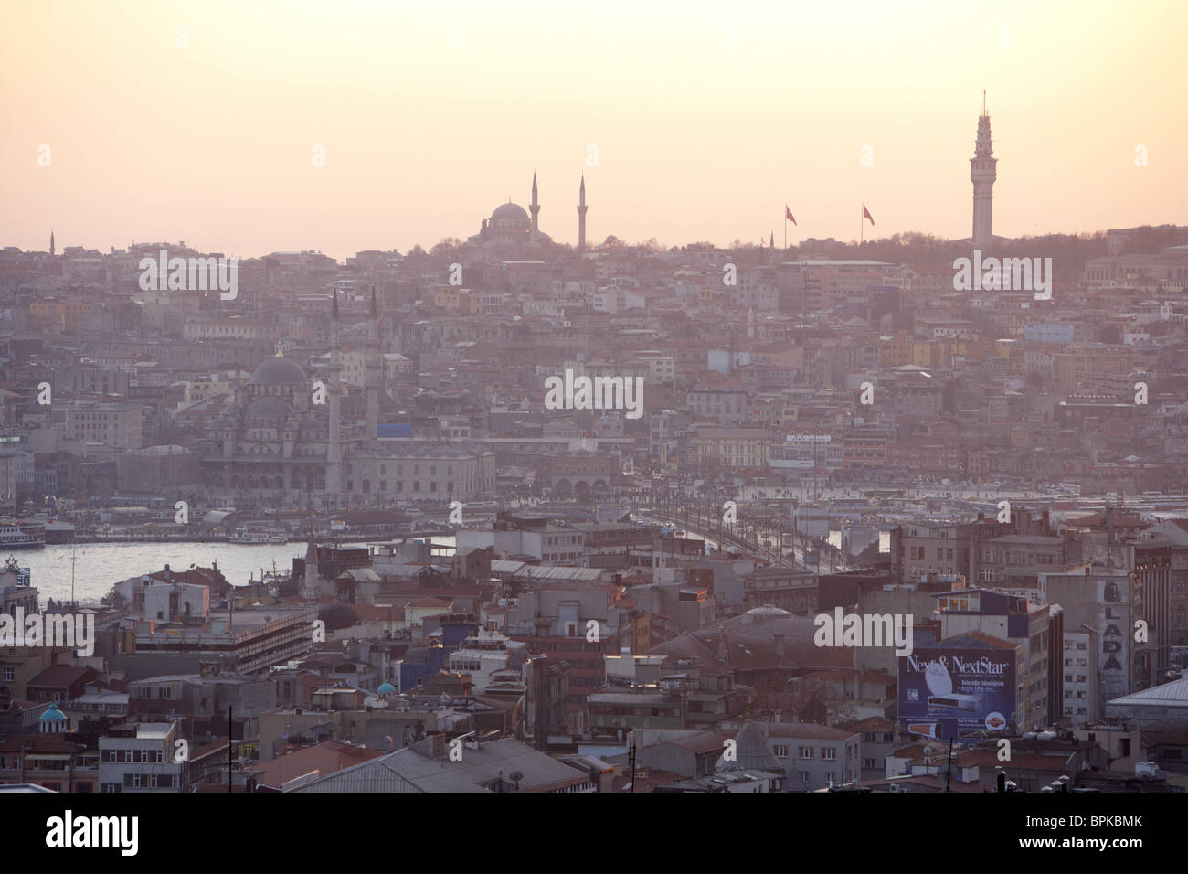 Vista verso la Basilica di Santa Sofia e il Ponte Galata da Beyoglu district verso Eminoenue, Istanbul, Turchia Foto Stock