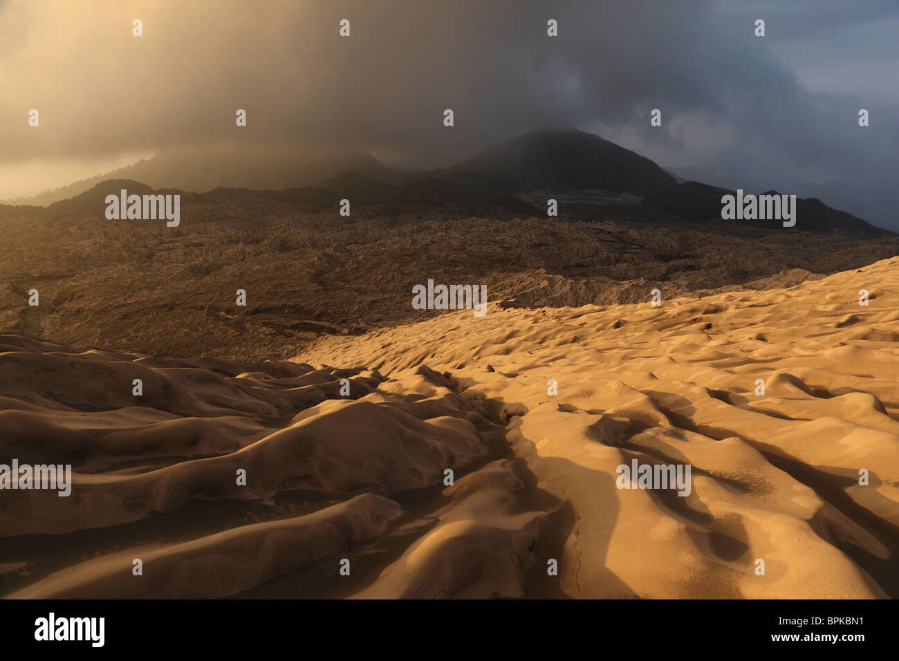 4 settembre 2009 - Dukono vulcano deserto di cenere, isola di Halmahera, Indonesia. Foto Stock