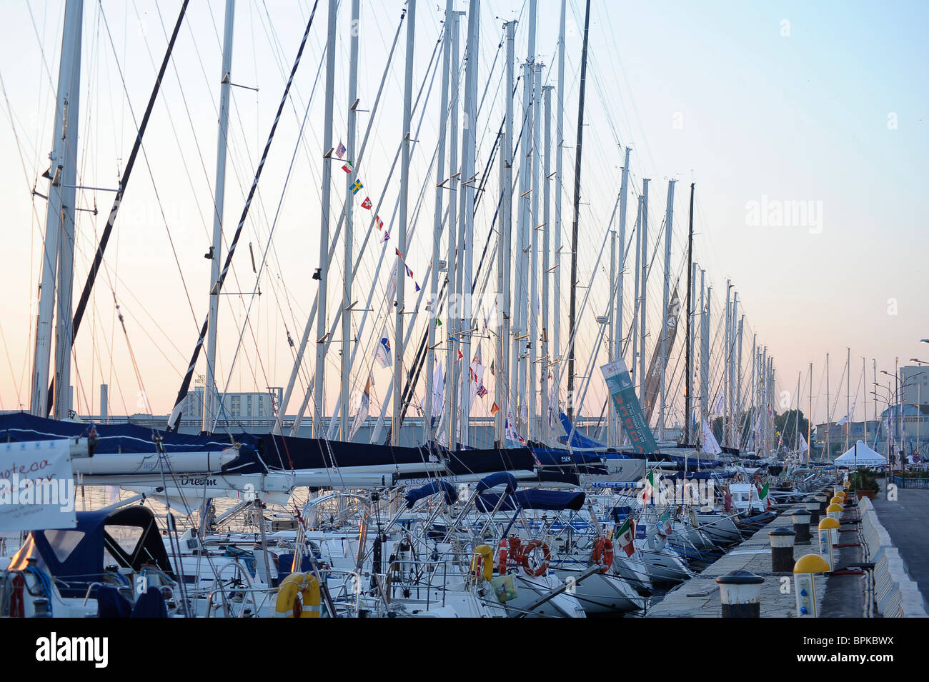Brindisi, yacht in attesa la partenza della regata Brindisi - Corf Aeroporto Foto Stock