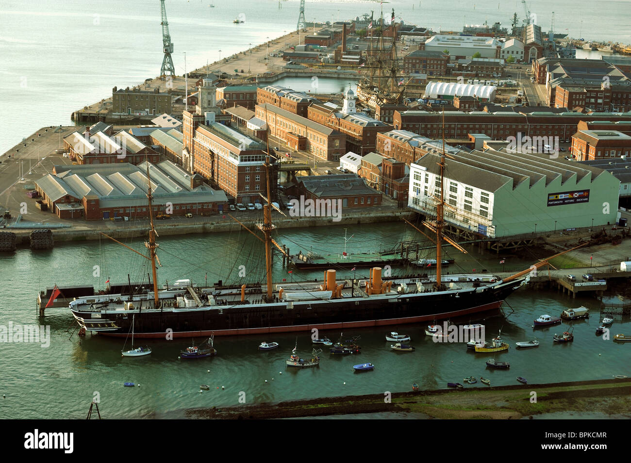 Veduta aerea di HMS Warrior e Portsmouth Dockyard da Spinnaker Tower di Portsmouth Inghilterra Foto Stock