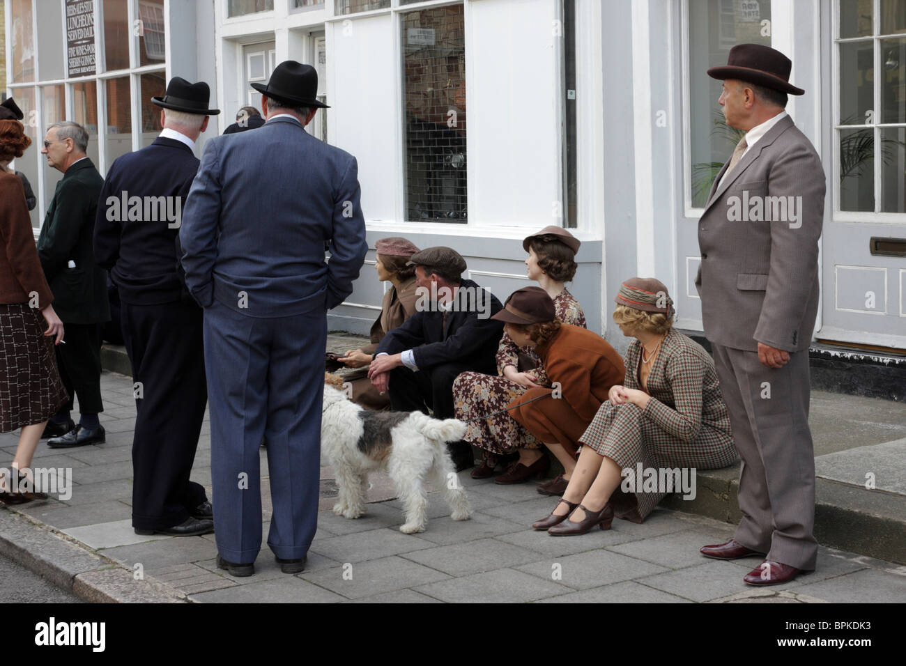 Troupe e cast in York Street e George Street, Londra durante le riprese fiction di Edward e onorevole Simpson. Foto Stock