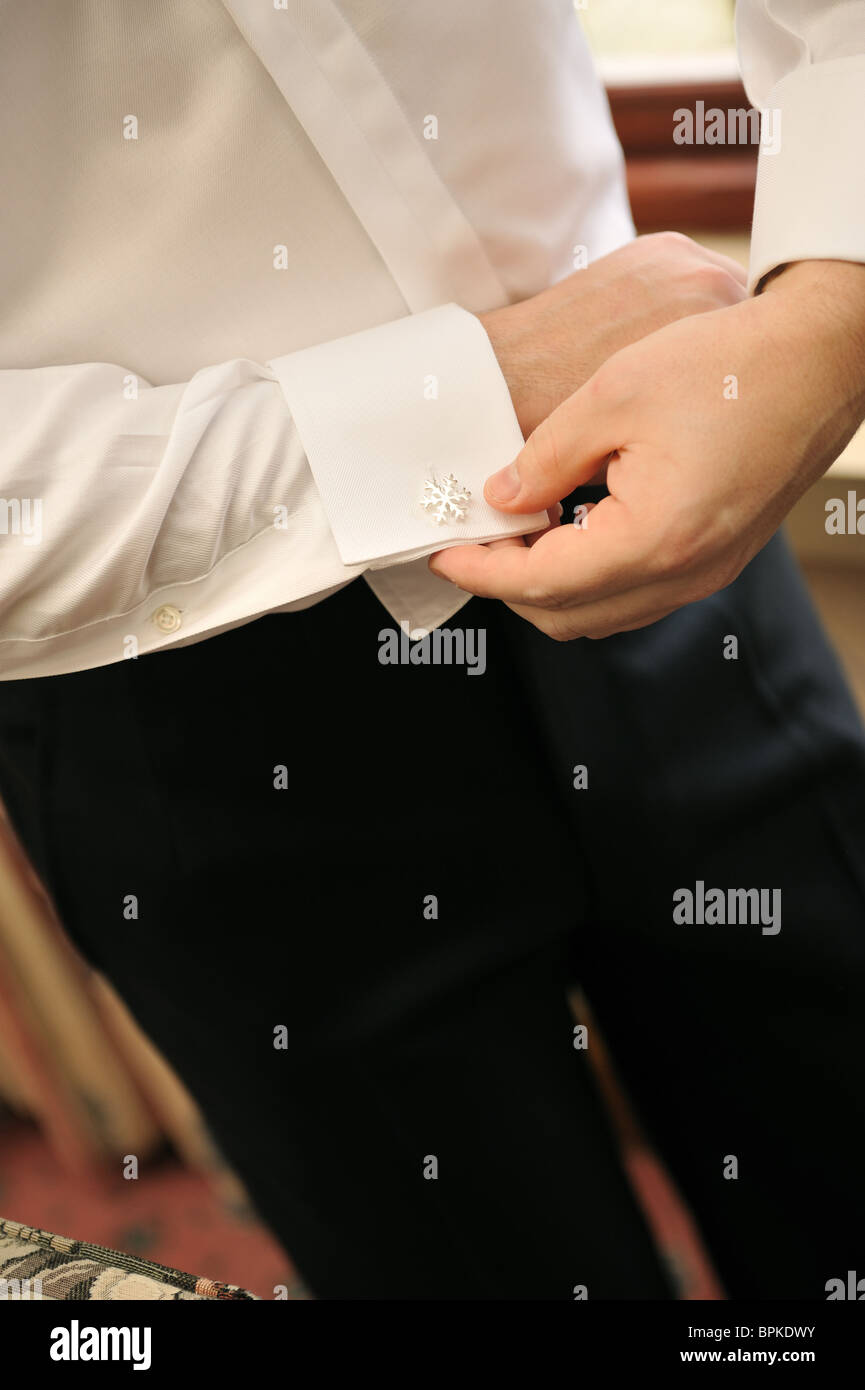 Lo sposo prepararsi con cuff link Foto Stock