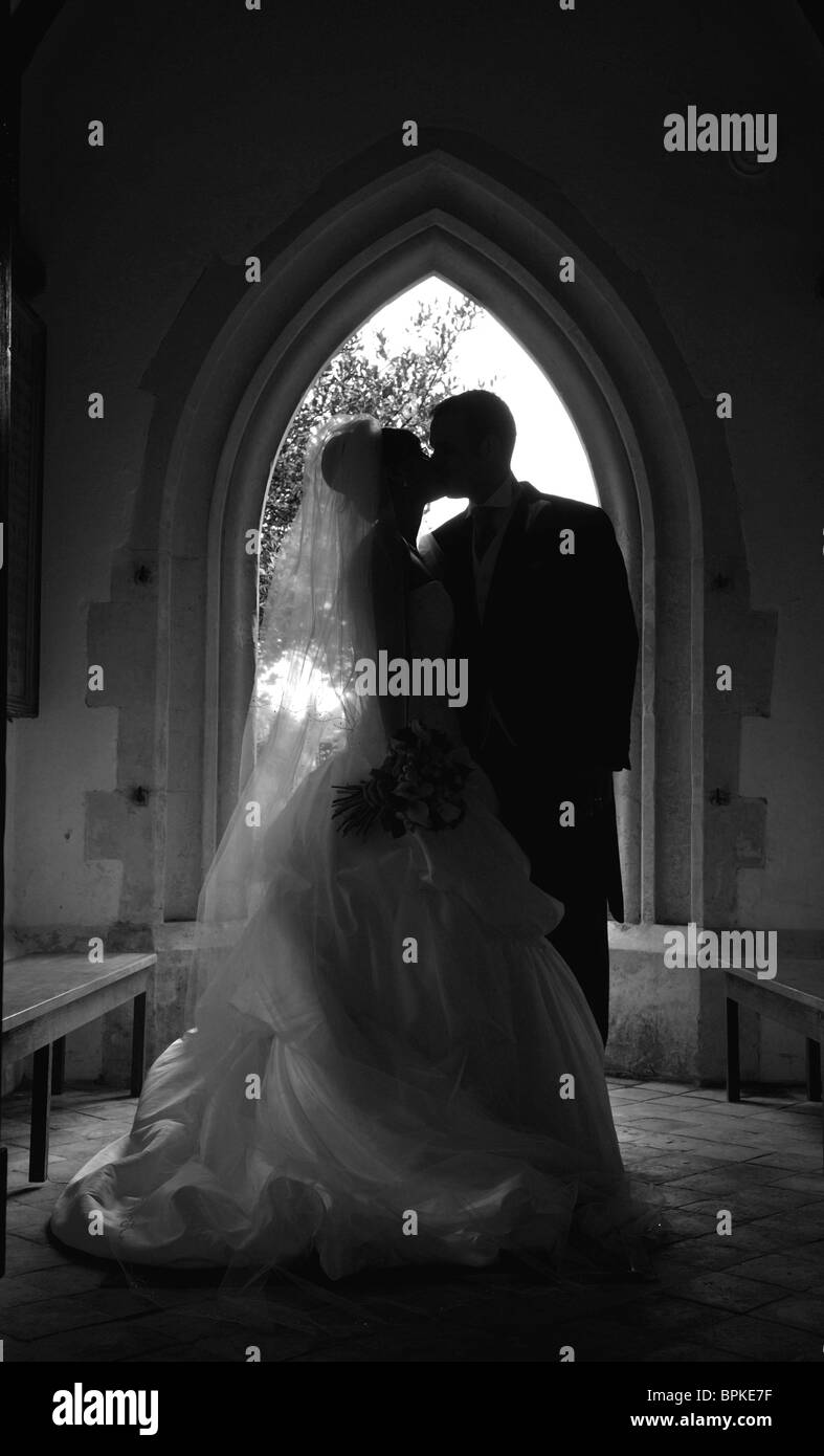 Sposa e lo sposo in bianco e nero sul giorno del matrimonio nella chiesa porta Foto Stock