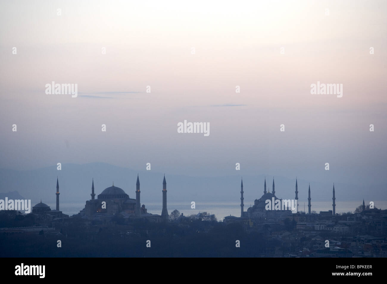 Vista verso la Basilica di Santa Sofia in serata, Istanbul, Turchia Foto Stock