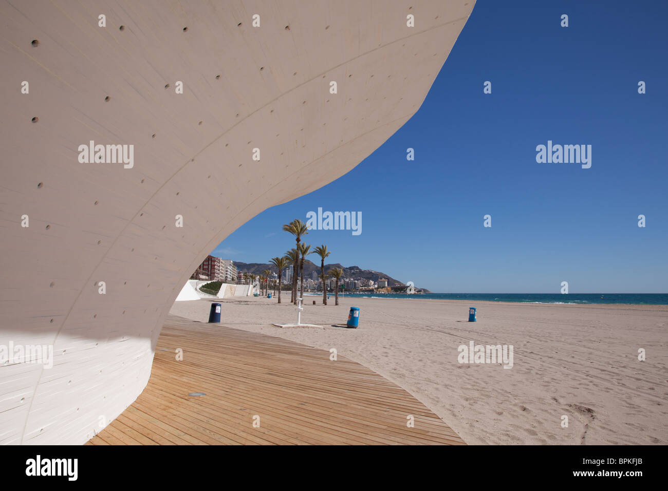 Benidorm è attraente spiaggia Poniente, con la sua nuova struttura promenade, la formazione di onde e old town & Castle in background. Foto Stock