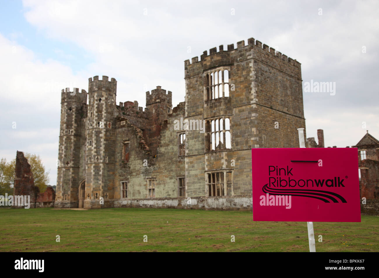 "Pink Ribbon piedi' cowdray castle Foto Stock