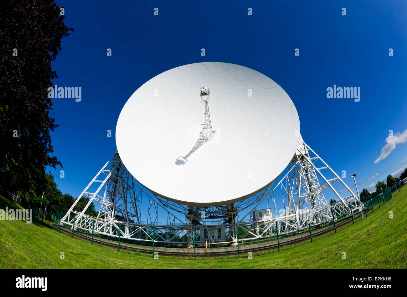 Il telescopio Lovell presso il Jodrell Bank Observatory nel Cheshire, Inghilterra fotografati con una lente fish-eye Foto Stock