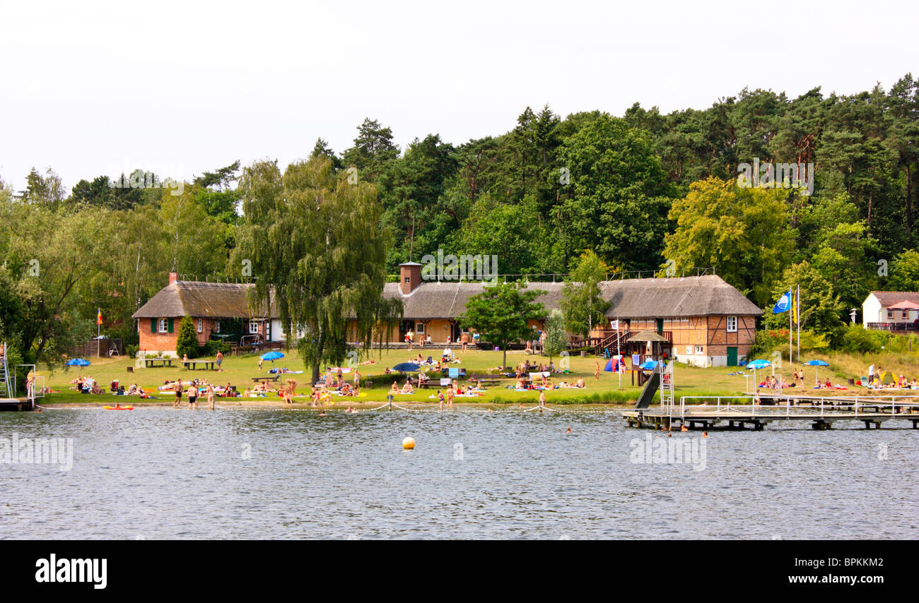 Public Area nuoto presso il lago di Lago di Cracovia, Mecklenburg Vorpommern, Germania Foto Stock