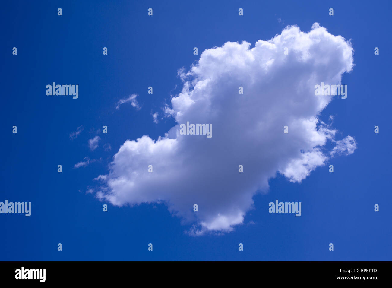 Forma di cloud e cielo blu Foto Stock