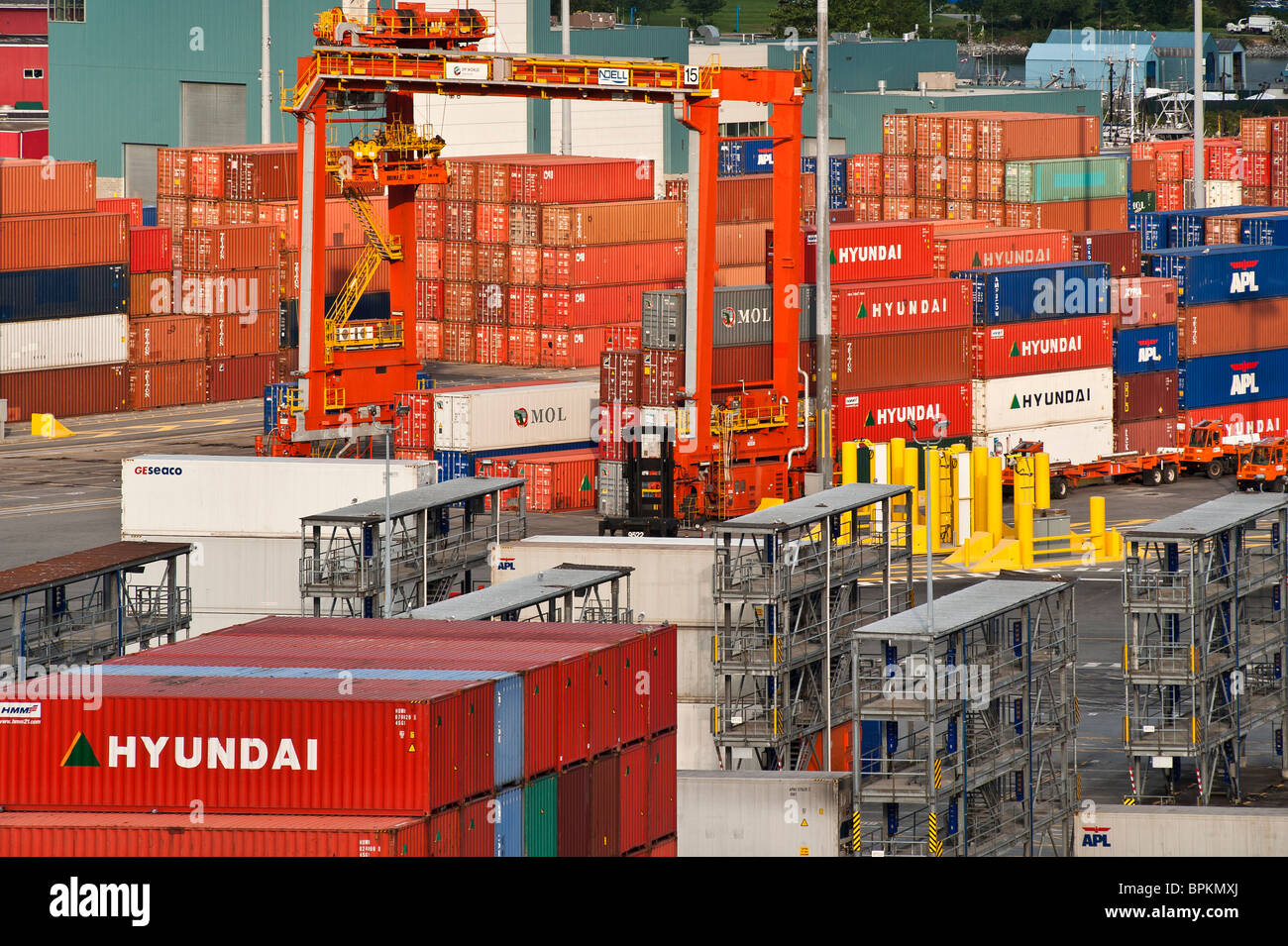 Contenitori di carico essendo spento caricato nella città di porto di Vancouver, Canada Foto Stock