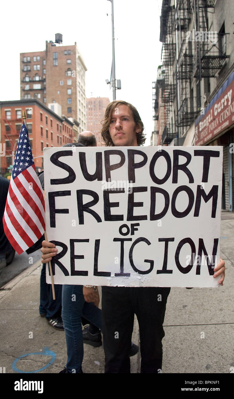 Protester in favore della libertà di religione e l'apertura del centro islamico vicino a ground zero,Domenica, 22 agosto 2010 Foto Stock