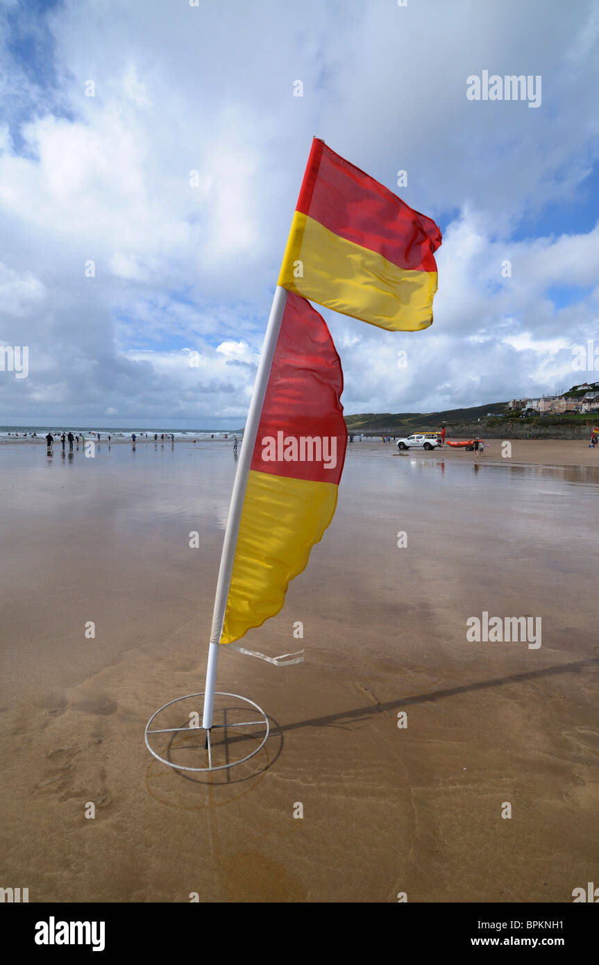 Bagnino di salvataggio della bandiera di sicurezza sulla spiaggia a Woolacombe, Devon, Regno Unito Foto Stock