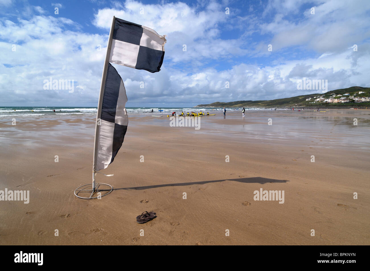 Bagnino di salvataggio della bandiera di sicurezza sulla spiaggia a Woolacombe, Devon, Regno Unito Foto Stock