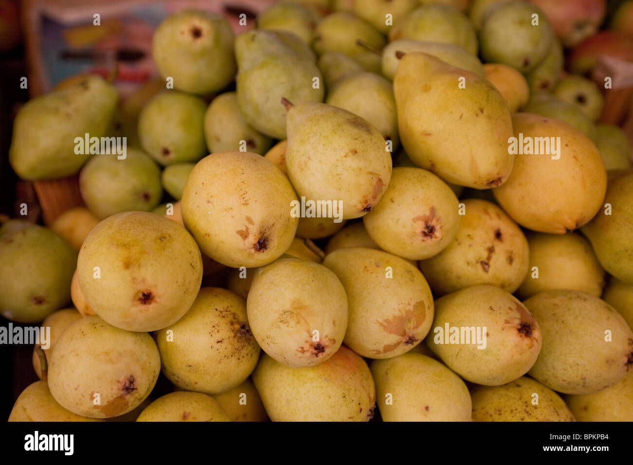 Una pila di pere a un mercato in stallo Foto Stock