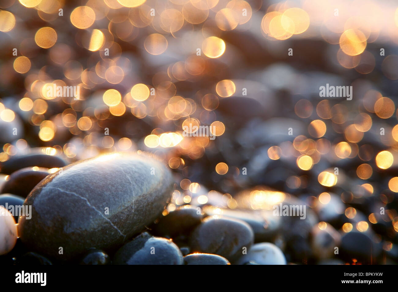 Lo sfondo con il mare e le pietre di colore arancione cerchi sfocata. Foto Stock