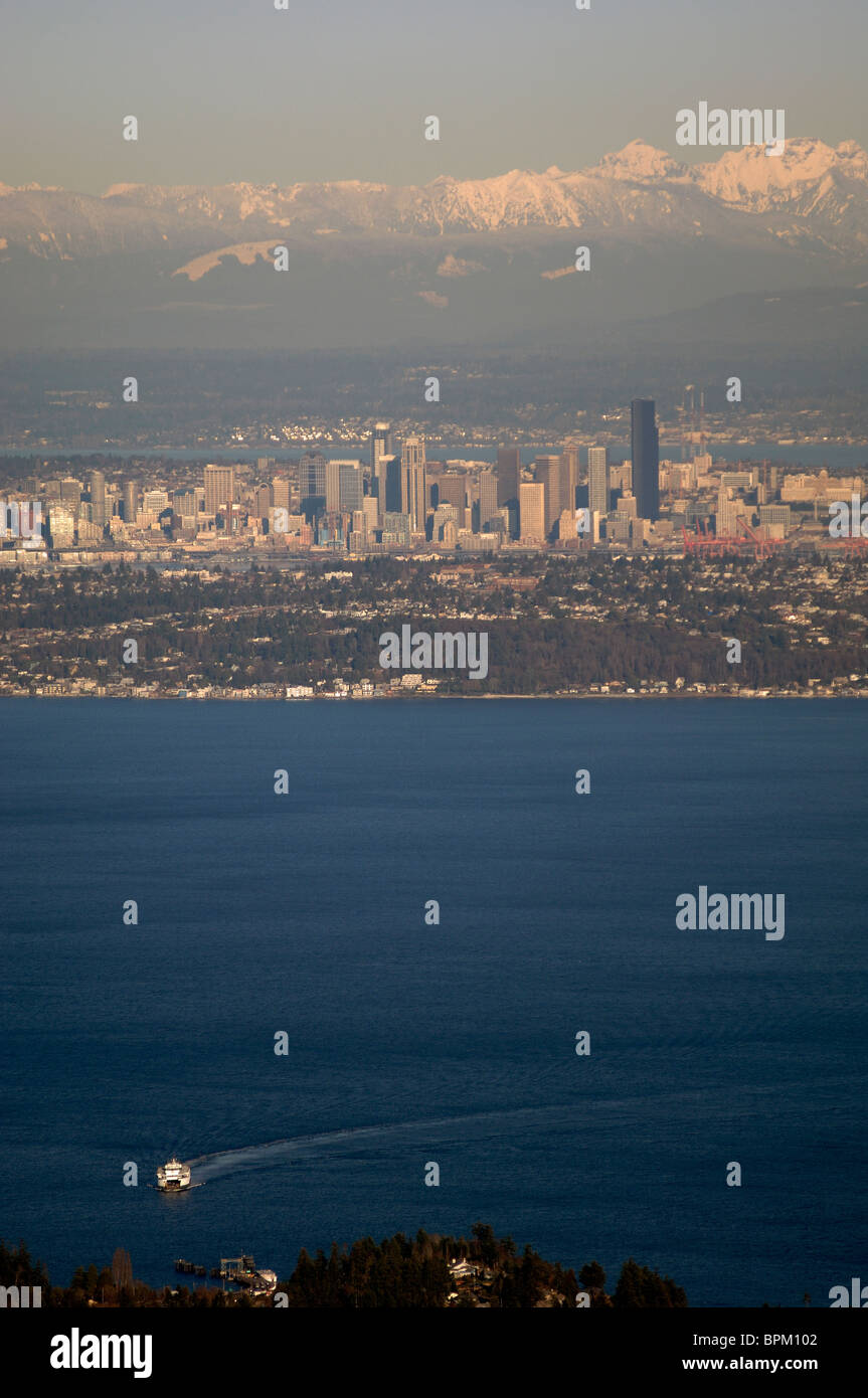 Vashon Island Ferry Seattle & Cascades in inverno foto aerea. Foto Stock