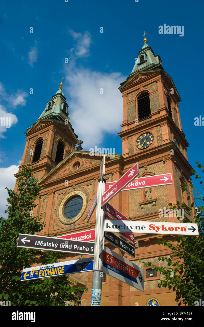 Segni di fronte Sv Vaclav chiesa quartiere di Smichov Praga Repubblica Ceca Foto Stock