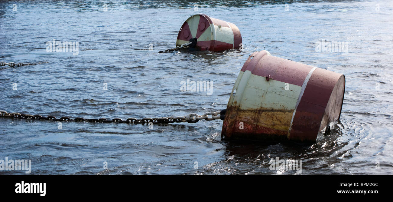 Ancore tenendo la corazzata incrociatore Aurora sul fiume Neva a San Pietroburgo Federazione Russa. Foto Stock