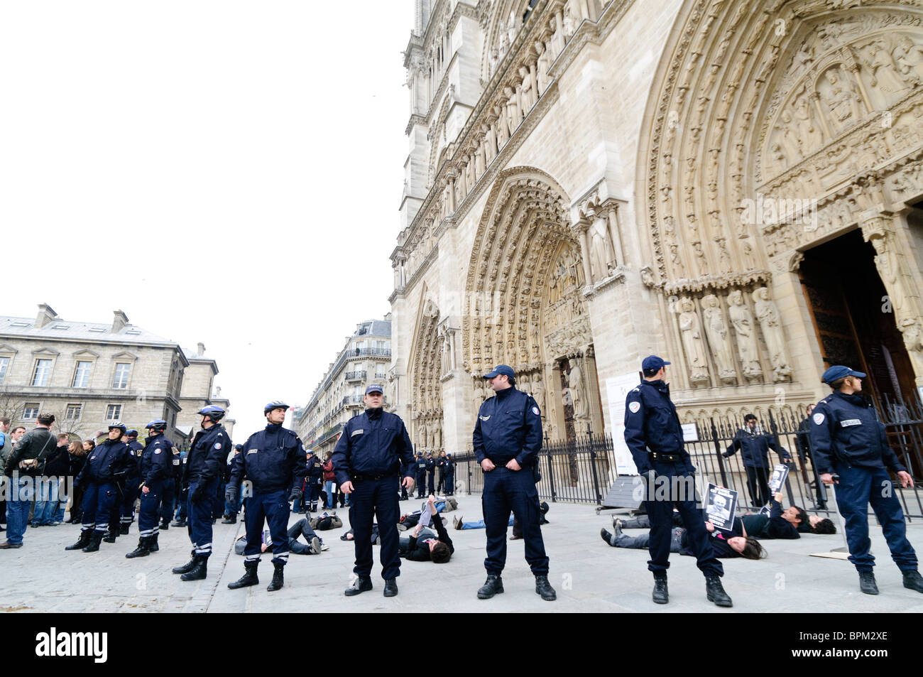 Protesta della cattedrale di Notre Dame Clash Police over Pope Condoms AIDS commenta Parigi Francia // PARIGI, Francia - manifestanti e contro-manifestanti manifestano di fronte alla cattedrale di Notre Dame a Parigi, in Francia, in risposta ai controversi commenti di Papa Benedetto XVI sui preservativi e l'AIDS in Africa. Le osservazioni del Pontefice, fatte durante la sua visita del 2009 in Camerun, hanno scatenato un dibattito globale sulla politica della sanità pubblica. La polizia era presente per gestire la folla, facendo 11 arresti durante l'evento. La cattedrale di Notre Dame, una rinomata cattedrale cattolica medievale, è un importante punto di riferimento sull'Île de la Cité. Questo Foto Stock