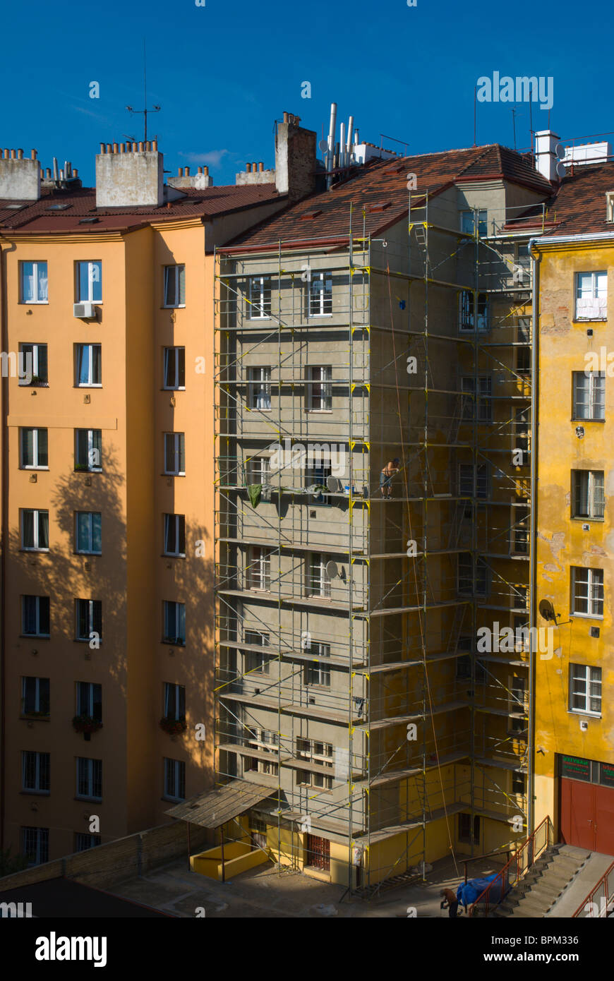 Esterni di un edificio rinnovato nel quartiere di Zizkov di Praga Repubblica Ceca Foto Stock