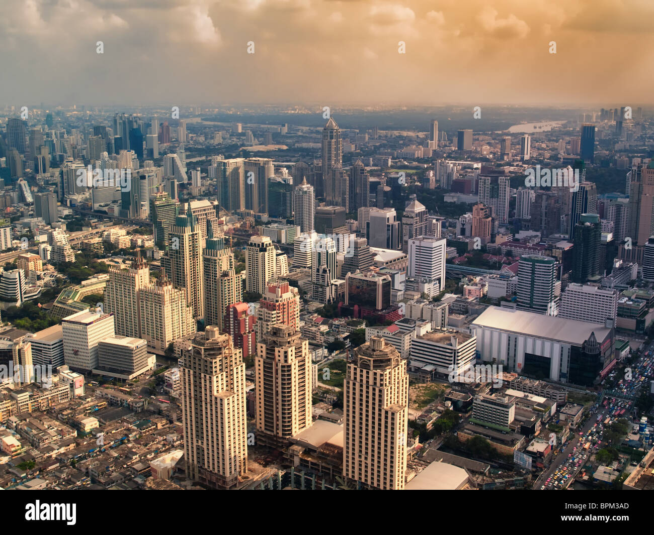 Città nebuloso nel tramonto , Bangkok ,Thailandia, immagine HDR Foto Stock