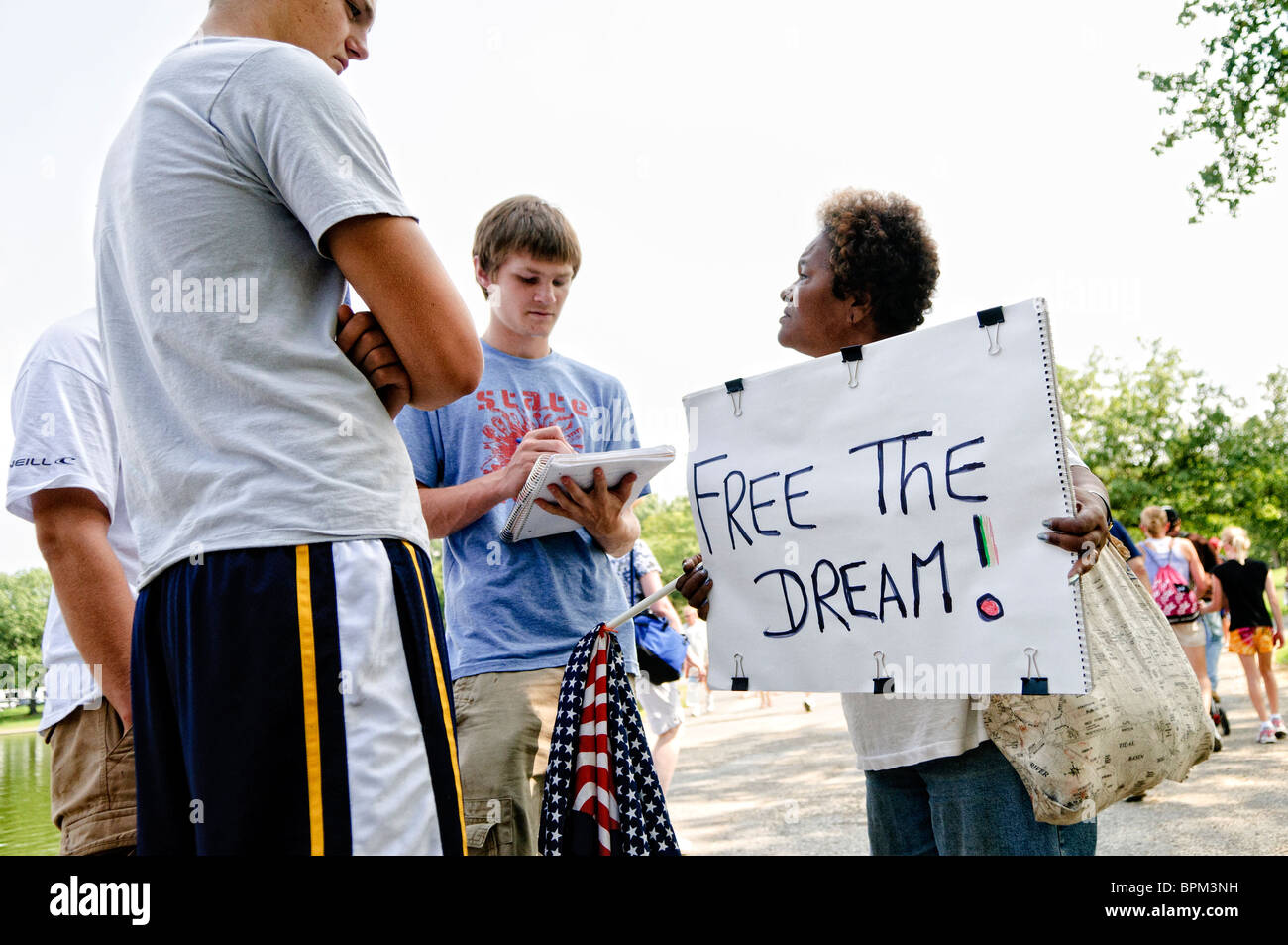 WASHINGTON DC, Stati Uniti d'America - Diritti Civili protester protestando la decisione di utilizzare l anniversario della MLK il famoso dei diritti civili discorso. Conservatore commentatore televisivo Glenn Beck's 'Ripristina onore' rally conservatore presso il Lincoln Memorial sul National Mall, svoltasi sul quarantasettesimo anniversario del dottor Martin Luther King il famoso "Ho un sogno" i diritti civili parola di 1963. Gli altoparlanti dal palco eretto sui gradini più bassi del Lincoln Memorial incluso Beck stesso lungo con ex vice candidato presidenziale Sarah Palin. Foto Stock