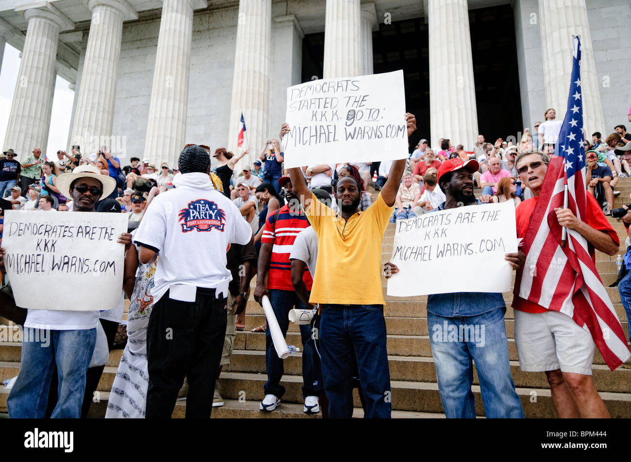 WASHINGTON DC, Stati Uniti d'America - conservatore commentatore televisivo Glenn Beck's 'Ripristina onore' rally conservatore presso il Lincoln Memorial sul National Mall, svoltasi sul quarantasettesimo anniversario del dottor Martin Luther King il famoso "Ho un sogno" i diritti civili parola di 1963. Gli altoparlanti dal palco eretto sui gradini più bassi del Lincoln Memorial incluso Beck stesso lungo con ex vice candidato presidenziale Sarah Palin. Foto Stock