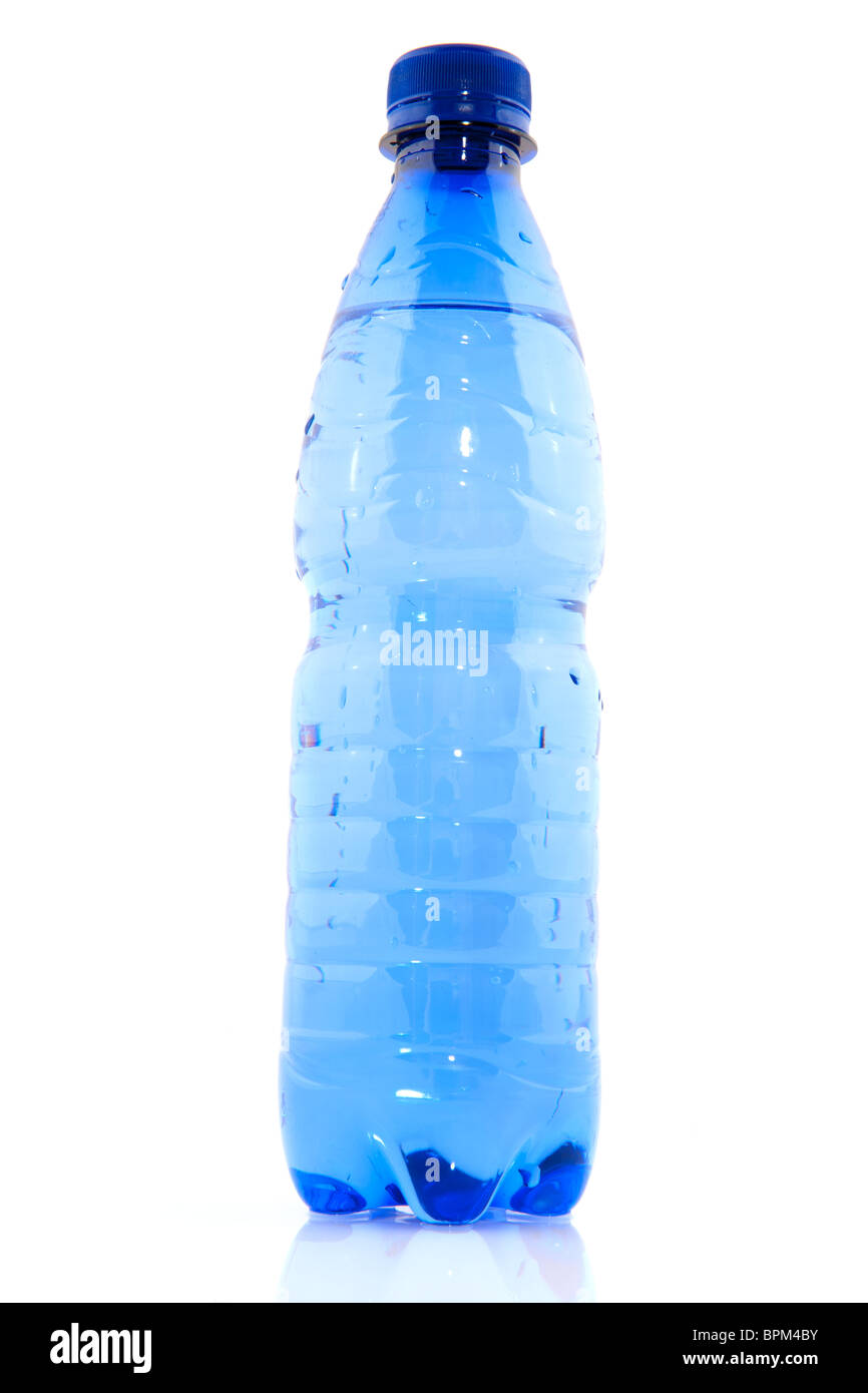 Blu bottiglia di plastica riempiti con acqua fresca Foto Stock