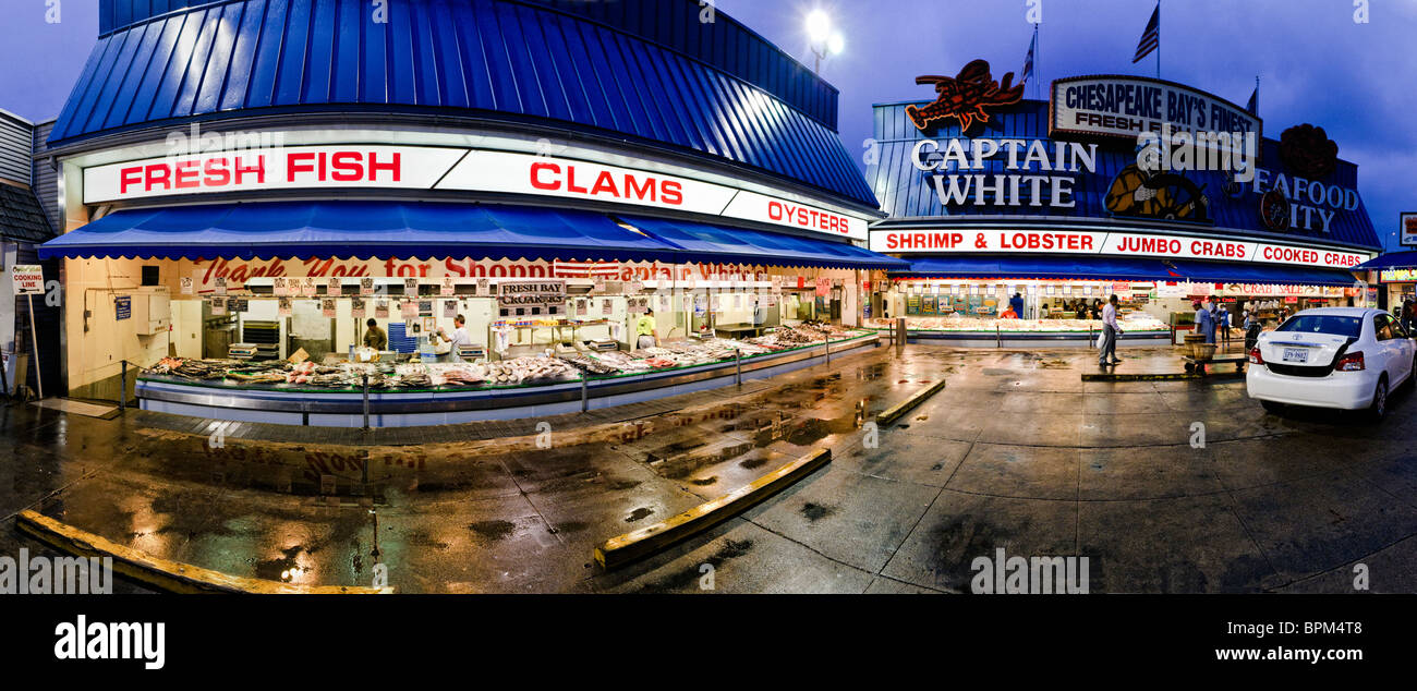 WASHINGTON DC, Stati Uniti d'America - Panorama di Washington DC il Maine Avenue Mercato del pesce sul lungomare sud-ovest di notte. È il più antico di continuare a far funzionare il mercato del pesce negli Stati Uniti. Foto Stock