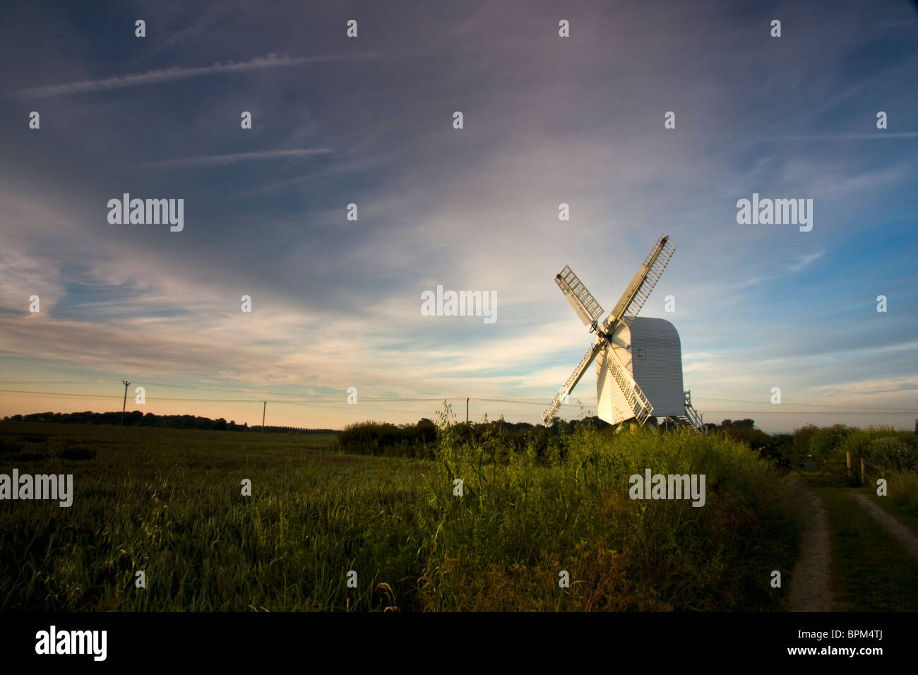 Chillenden Mill contro il sole di setting Foto Stock