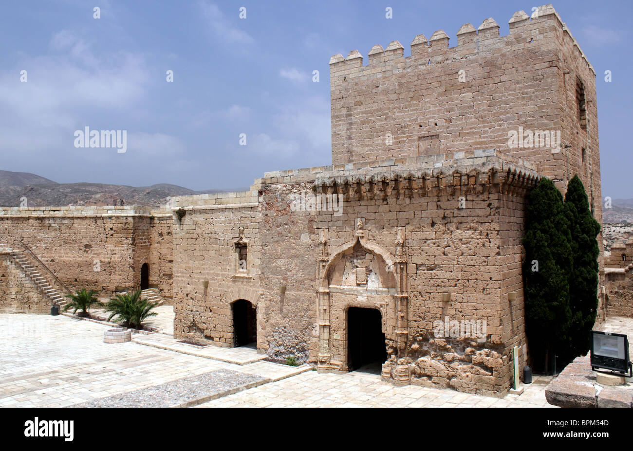 Vista della Torre del Homenaje che forma parte della Alcazaba complesso in Almeria Spagna Foto Stock