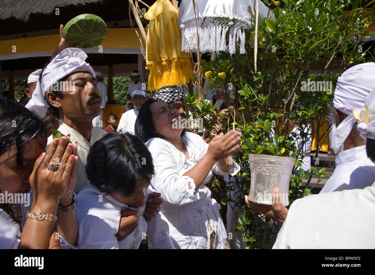 Una donna sviene e deve essere eseguito durante un corteo religioso a Bali Indonesia Foto Stock
