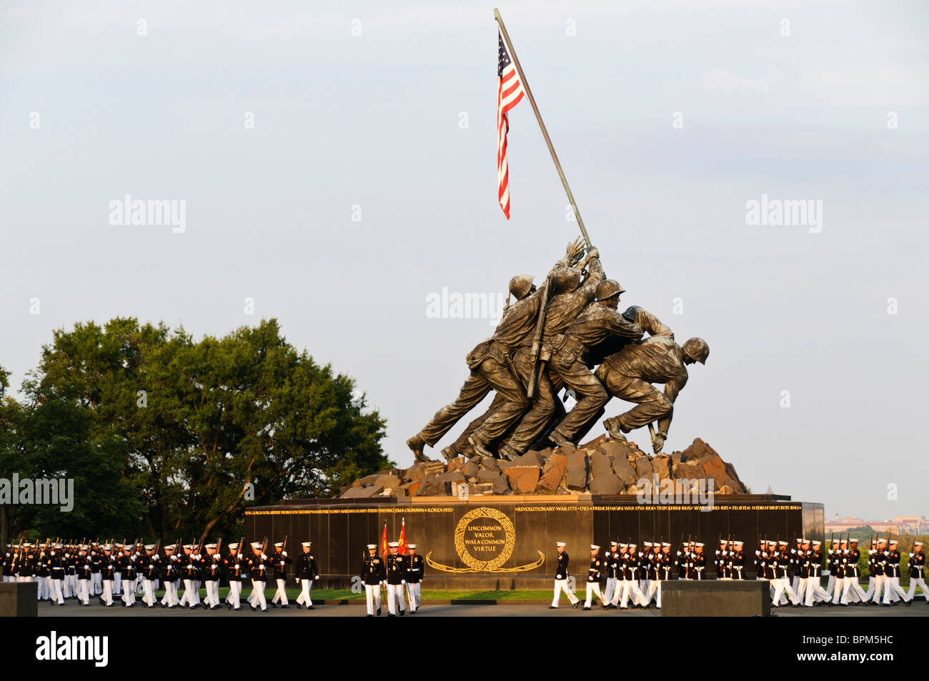 Il Marine Corps Silent Drill Platoon effettuando al Marine Corps Tramonto Parade presso il Marine Corps War Memorial (Iwo Jima Memorial) accanto al Cimitero Nazionale di Arlington, Foto Stock