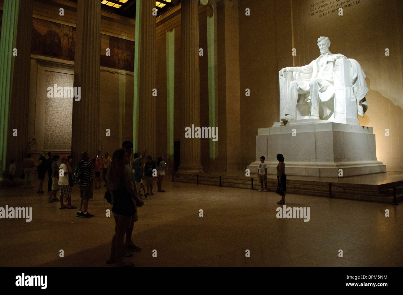 Lincoln Memorial Abraham Lincoln Statue Washington DC // WASHINGTON DC - la statua di marmo illuminata di 19 piedi di Abraham Lincoln domina la camera centrale del memoriale di notte. L'iconica figura seduta dello scultore Daniel Chester French, scolpita dai Fratelli Piccirilli, appare particolarmente drammatica sotto l'illuminazione serale. La posizione della statua all'interno della sala commemorativa enfatizza la sua scala monumentale. Foto Stock