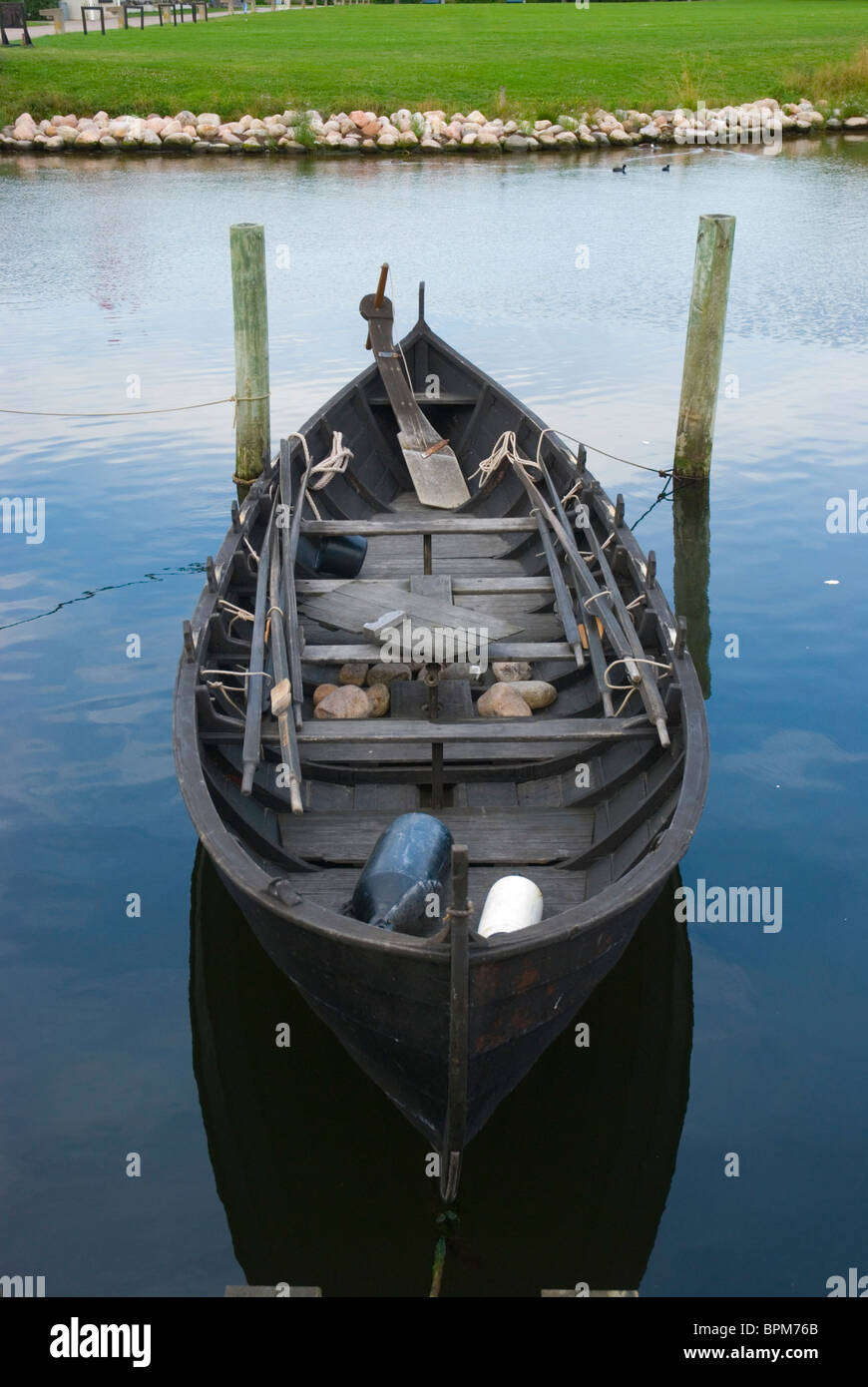 Replica di Ravnur viking barca dalle Isole Faerøer al fiordo di Roskilde lago Roskilde Danimarca Europa Foto Stock