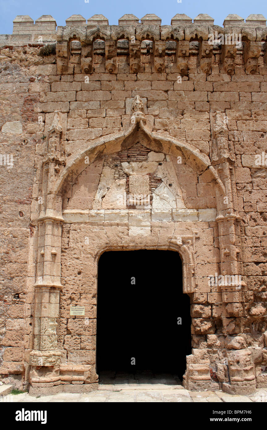 Vista verticale del vano porta nella torre del Homenaje che forma parte della Alcazaba, Almeria, Andalusia Spagna Foto Stock