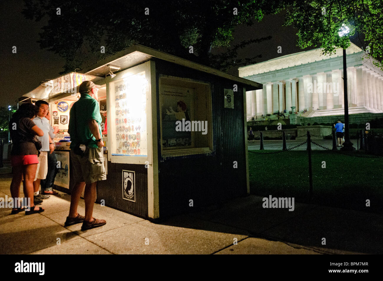 WASHINGTON DC, Stati Uniti d'America - Night Shot dei POW omaggio stand tra il Lincoln Memorial e il Memoriale dei Veterani del Vietnam. Foto Stock
