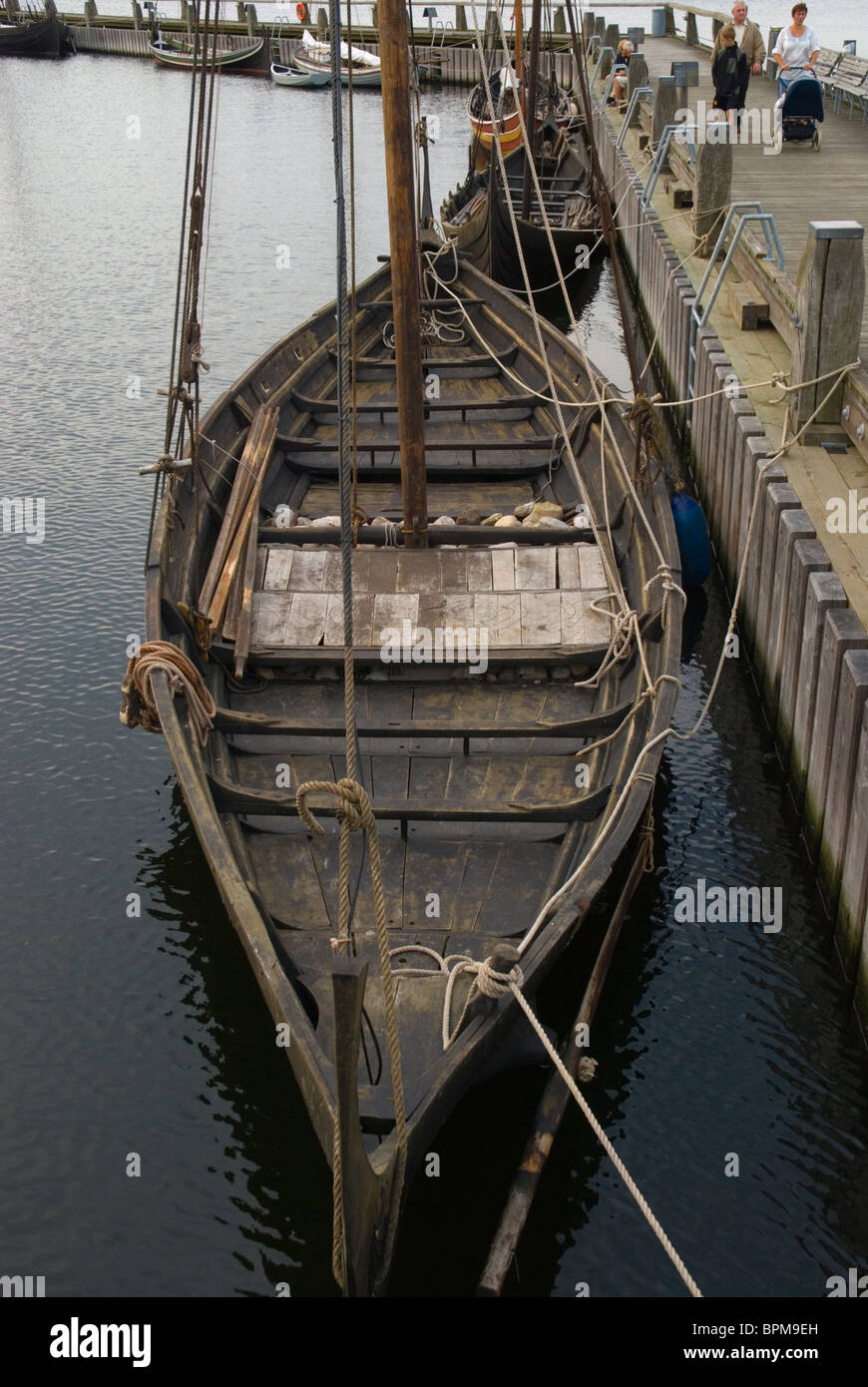 Orecchio Viking replica imbarcazioni al porto di Roskilde Fjord lago Roskilde Danimarca Europa Foto Stock